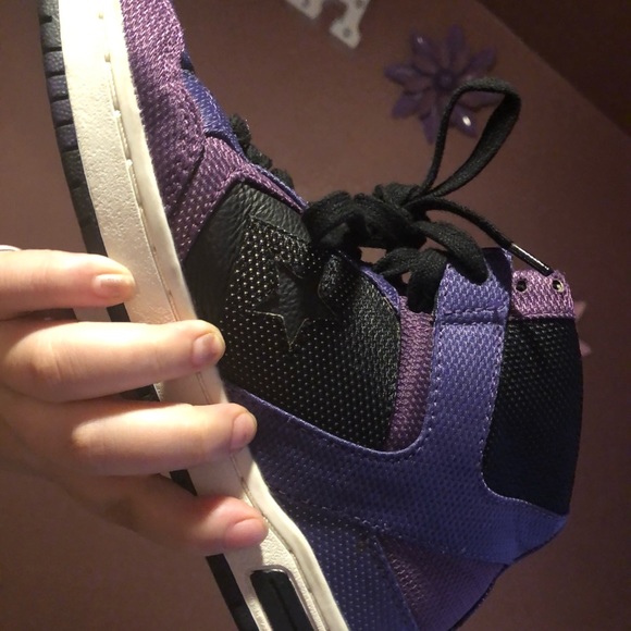 Limited edition Converse weapon shoes - Picture 2 of 3